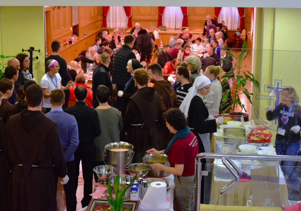 Riječka nadbiskupija uoči Svjetskog dana siromaha organizirala ručak za 70 korisnika karitativnih ustanova