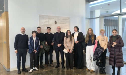 Pobjednici Vjeronaučne olimpijade o socijalnom nauku Crkve iz OŠ Jure Kaštelana posjetili Centar